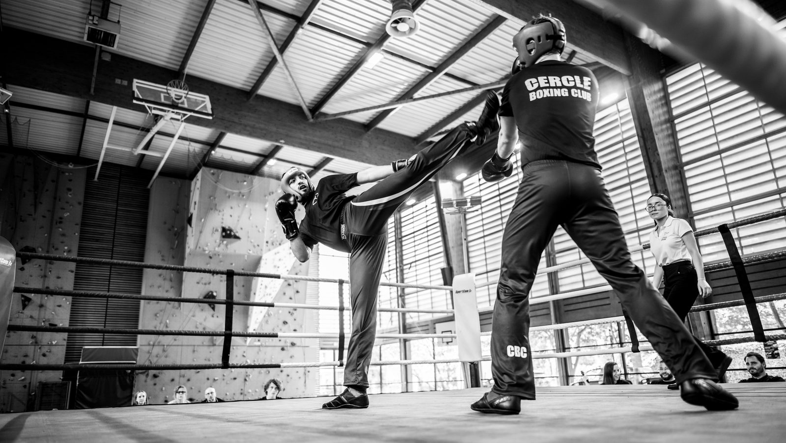 Un tireur du Cercle Boxing Club envoie un fouetté haut dans la salle d'entraînement